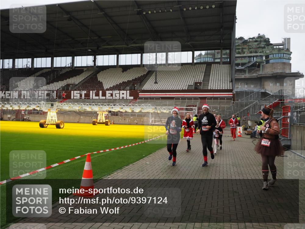 07.12.2025 - St. Pauli X-Mass-Run No. 15 Fabian Wolf http://msf.ph/oto/9397124 07.12.2025 10:43:11 Ziel 296, 1053, 1301, 1616, 1814, 1936, 2052, 2053, 2336, 2337, 2724, 2726, 2761, 2762, 2802, 2901, 3381, 4161, 4621 meine-sportfotos.de
