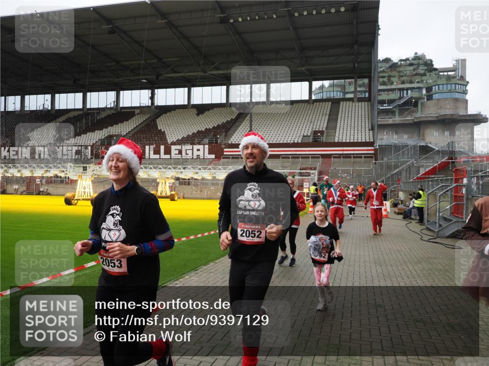 07.12.2025 - St. Pauli X-Mass-Run No. 15 Fabian Wolf http://msf.ph/oto/9397129 07.12.2025 10:43:13 Ziel 1053, 1301, 1616, 1814, 1936, 2052, 2053, 2336, 2337, 2724, 2726, 2761, 2762, 2802, 2901, 3381, 4161, 4621 meine-sportfotos.de