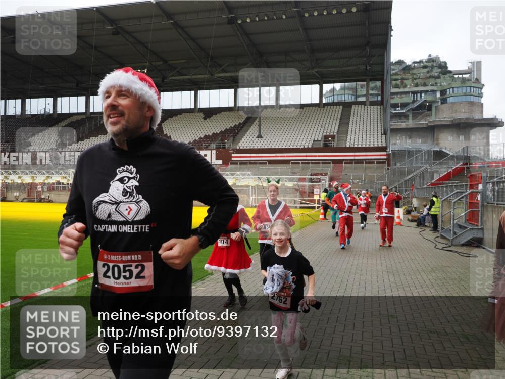 07.12.2025 - St. Pauli X-Mass-Run No. 15 Fabian Wolf http://msf.ph/oto/9397132 07.12.2025 10:43:14 Ziel 1053, 1301, 1616, 1814, 1936, 2052, 2053, 2724, 2726, 2761, 2762, 2802, 2901, 3381, 4621 meine-sportfotos.de