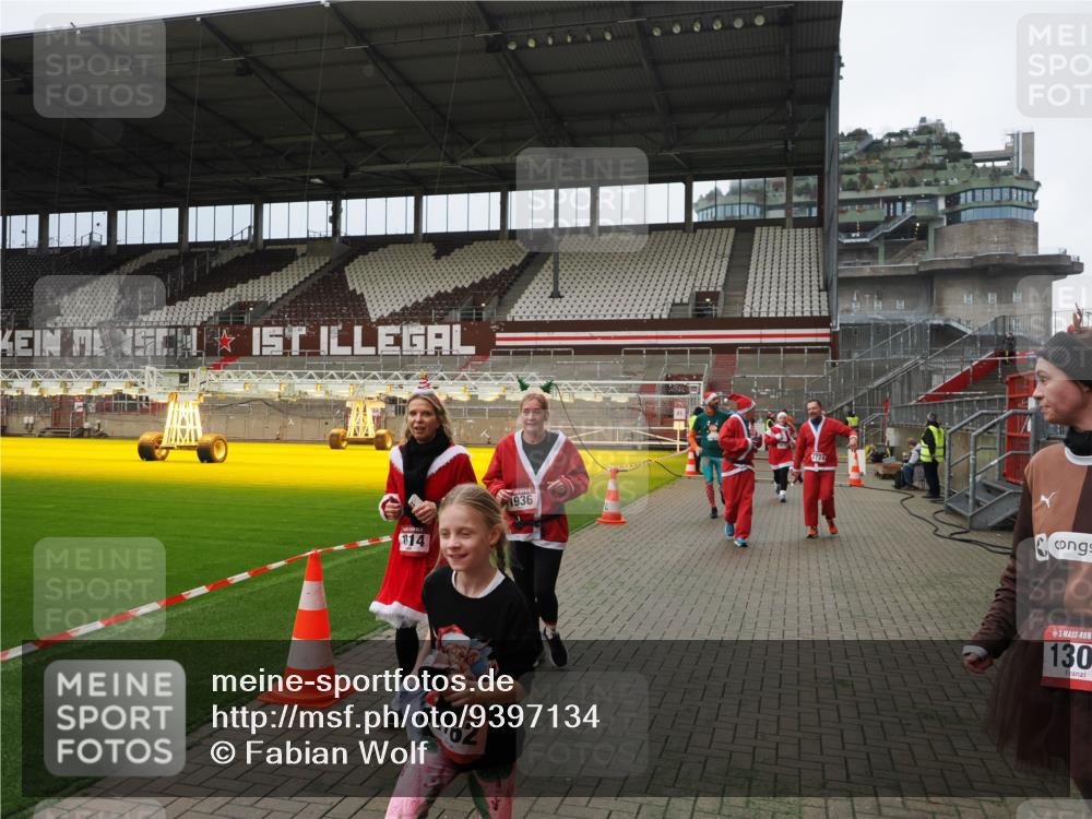 07.12.2025 - St. Pauli X-Mass-Run No. 15 Fabian Wolf http://msf.ph/oto/9397134 07.12.2025 10:43:14 Ziel 1053, 1301, 1616, 1814, 1936, 2052, 2053, 2724, 2726, 2761, 2762, 2802, 2901, 3381, 4621 meine-sportfotos.de