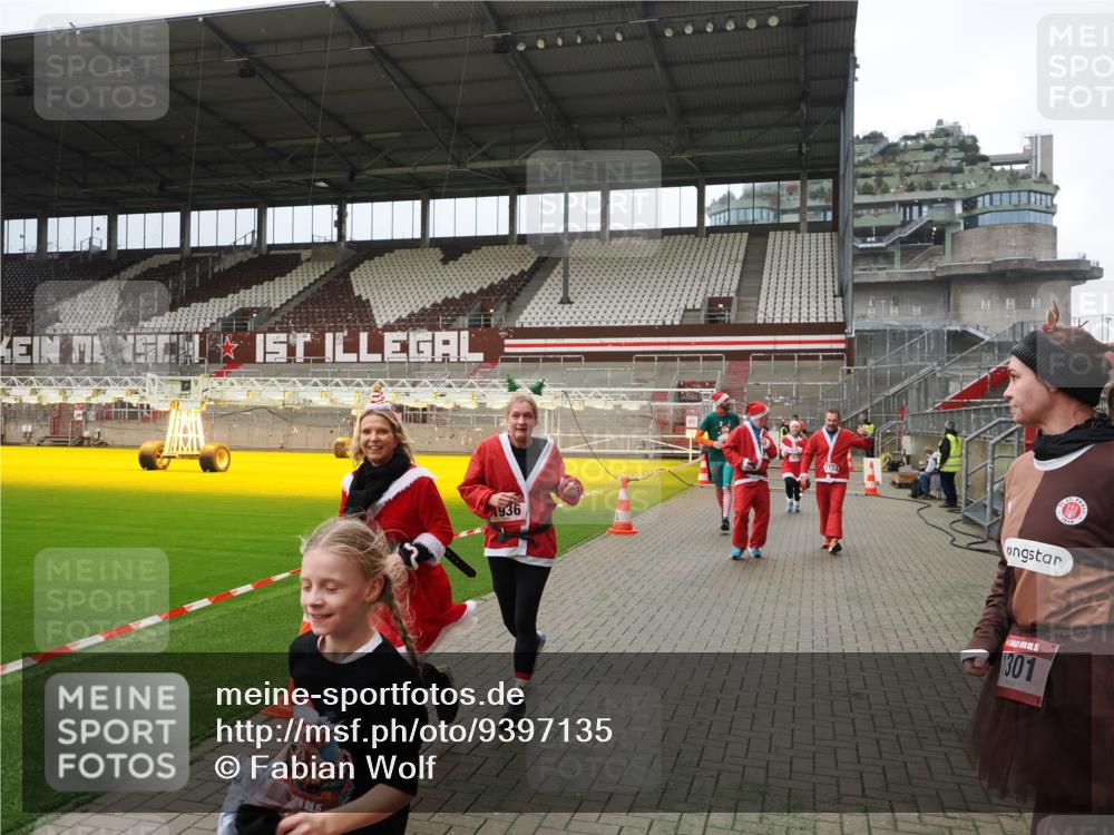 07.12.2025 - St. Pauli X-Mass-Run No. 15 Fabian Wolf http://msf.ph/oto/9397135 07.12.2025 10:43:15 Ziel 1053, 1301, 1616, 1814, 1936, 2052, 2053, 2724, 2726, 2761, 2762, 2802, 2901, 3381, 4621 meine-sportfotos.de