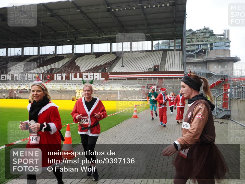 07.12.2025 - St. Pauli X-Mass-Run No. 15 Fabian Wolf http://msf.ph/oto/9397136 07.12.2025 10:43:15 Ziel 1053, 1301, 1616, 1814, 1936, 2052, 2053, 2724, 2726, 2761, 2762, 2802, 2901, 3381, 4621 meine-sportfotos.de