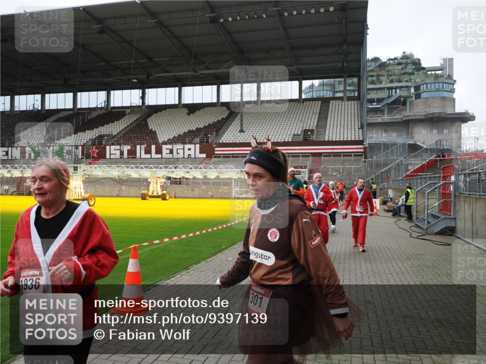 07.12.2025 - St. Pauli X-Mass-Run No. 15 Fabian Wolf http://msf.ph/oto/9397139 07.12.2025 10:43:16 Ziel 1053, 1301, 1616, 1814, 1936, 2052, 2053, 2724, 2726, 2761, 2762, 2802, 2901, 4621 meine-sportfotos.de