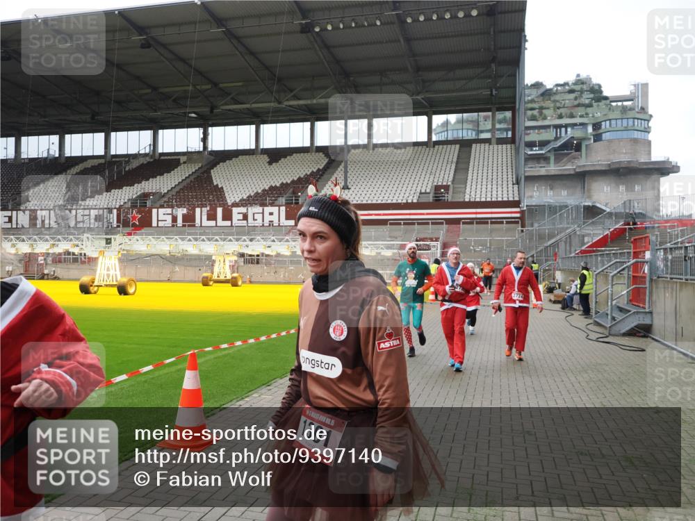 07.12.2025 - St. Pauli X-Mass-Run No. 15 Fabian Wolf http://msf.ph/oto/9397140 07.12.2025 10:43:16 Ziel 1053, 1301, 1616, 1814, 1936, 2052, 2053, 2724, 2726, 2761, 2762, 2802, 2901, 4621 meine-sportfotos.de