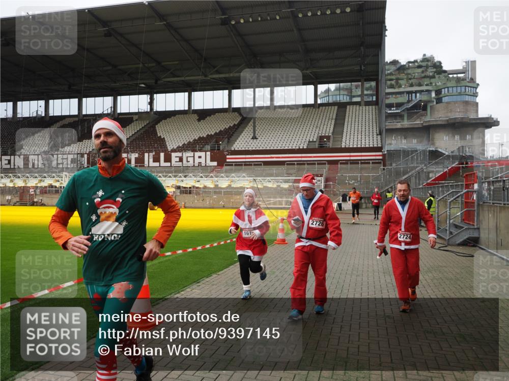 07.12.2025 - St. Pauli X-Mass-Run No. 15 Fabian Wolf http://msf.ph/oto/9397145 07.12.2025 10:43:18 Ziel 1053, 1301, 1616, 1814, 1936, 2052, 2053, 2724, 2726, 2761, 2762, 3022, 3038 meine-sportfotos.de