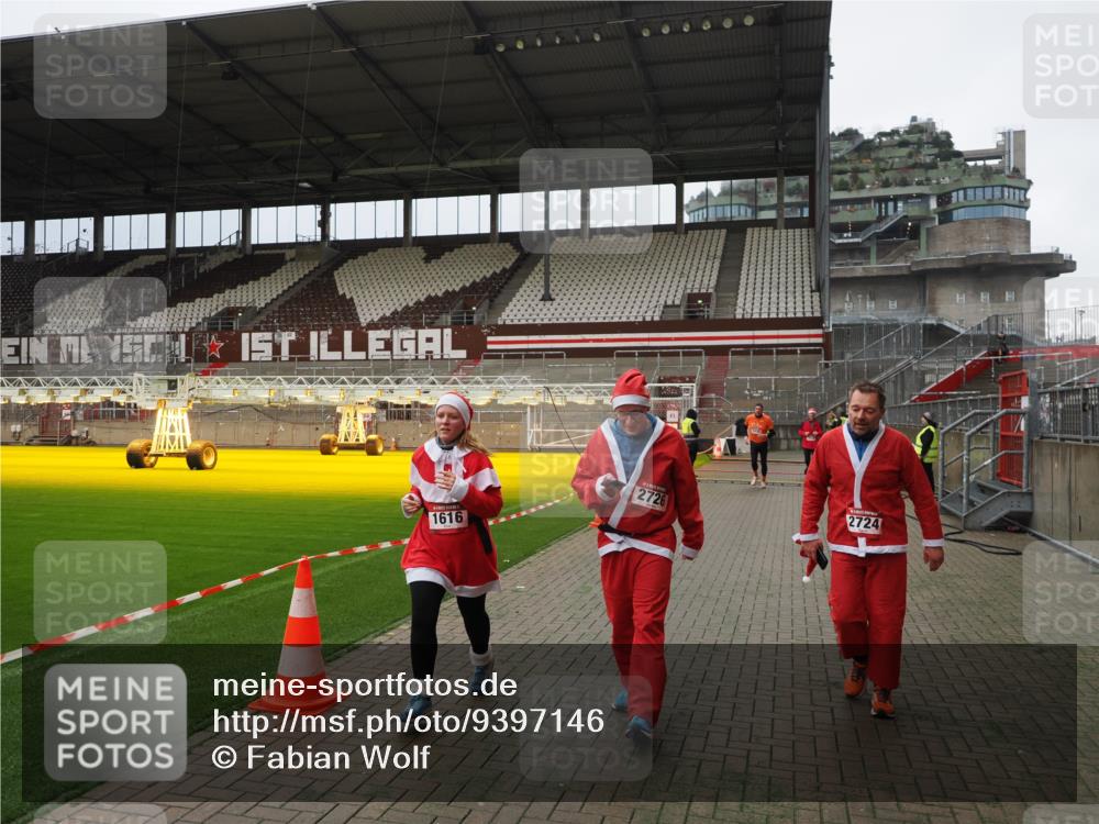 07.12.2025 - St. Pauli X-Mass-Run No. 15 Fabian Wolf http://msf.ph/oto/9397146 07.12.2025 10:43:19 Ziel 1053, 1301, 1616, 1814, 1936, 2052, 2053, 2724, 2726, 2761, 2762, 3022, 3038 meine-sportfotos.de