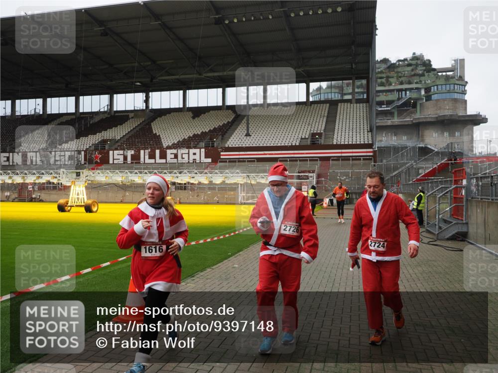07.12.2025 - St. Pauli X-Mass-Run No. 15 Fabian Wolf http://msf.ph/oto/9397148 07.12.2025 10:43:19 Ziel 1053, 1301, 1616, 1814, 1936, 2052, 2053, 2724, 2726, 2761, 2762, 3022, 3038 meine-sportfotos.de