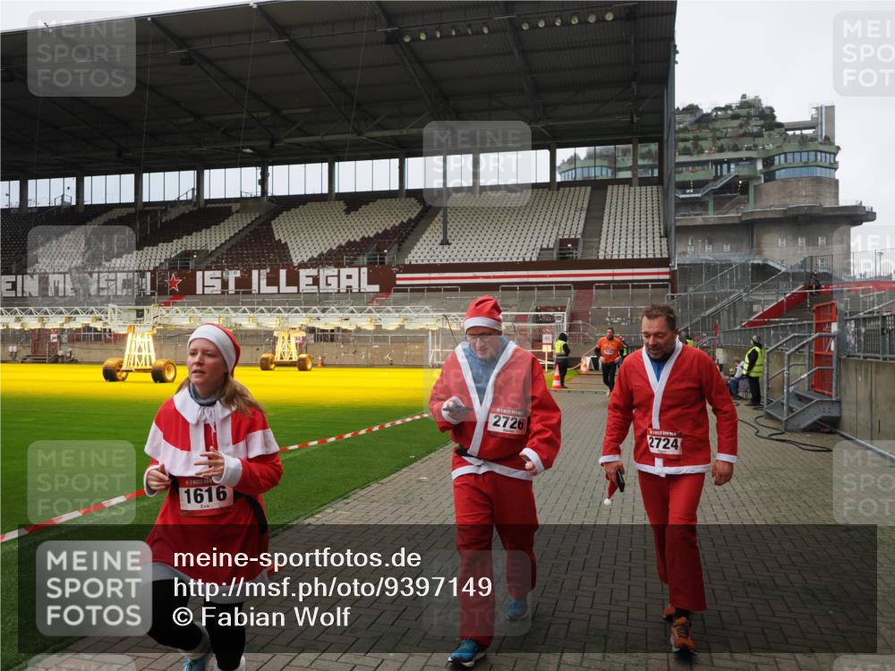 07.12.2025 - St. Pauli X-Mass-Run No. 15 Fabian Wolf http://msf.ph/oto/9397149 07.12.2025 10:43:19 Ziel 1053, 1301, 1616, 1814, 1936, 2052, 2053, 2724, 2726, 2761, 2762, 3022, 3038 meine-sportfotos.de