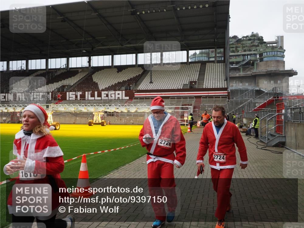 07.12.2025 - St. Pauli X-Mass-Run No. 15 Fabian Wolf http://msf.ph/oto/9397150 07.12.2025 10:43:20 Ziel 1053, 1301, 1616, 1814, 1936, 2052, 2053, 2724, 2726, 2761, 2762, 3022, 3038 meine-sportfotos.de