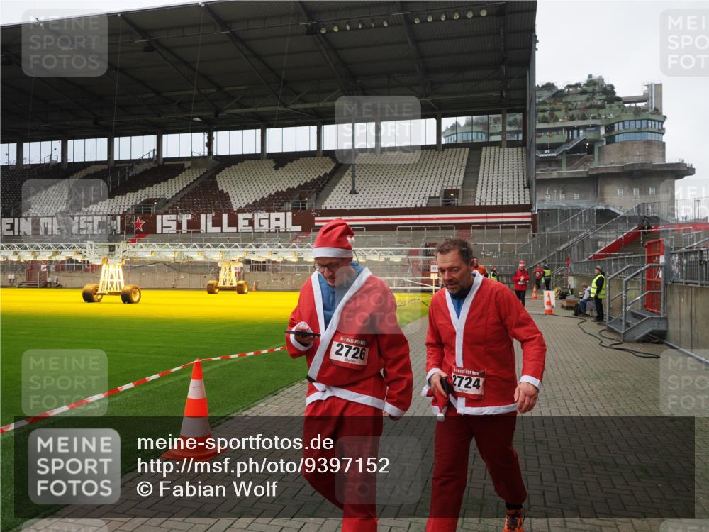 07.12.2025 - St. Pauli X-Mass-Run No. 15 Fabian Wolf http://msf.ph/oto/9397152 07.12.2025 10:43:20 Ziel 1053, 1301, 1616, 1814, 1936, 2052, 2053, 2724, 2726, 2761, 2762, 3022, 3038 meine-sportfotos.de