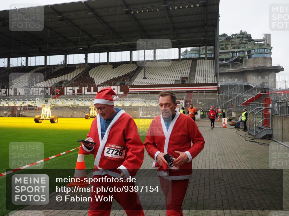 07.12.2025 - St. Pauli X-Mass-Run No. 15 Fabian Wolf http://msf.ph/oto/9397154 07.12.2025 10:43:20 Ziel 1053, 1301, 1616, 1814, 1936, 2052, 2053, 2724, 2726, 2761, 2762, 3022, 3038 meine-sportfotos.de