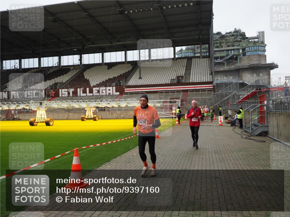 07.12.2025 - St. Pauli X-Mass-Run No. 15 Fabian Wolf http://msf.ph/oto/9397160 07.12.2025 10:43:24 Ziel 1053, 1616, 1814, 1936, 2052, 2053, 2724, 2726, 2761, 2762, 3022, 3038, 3226, 3237 meine-sportfotos.de