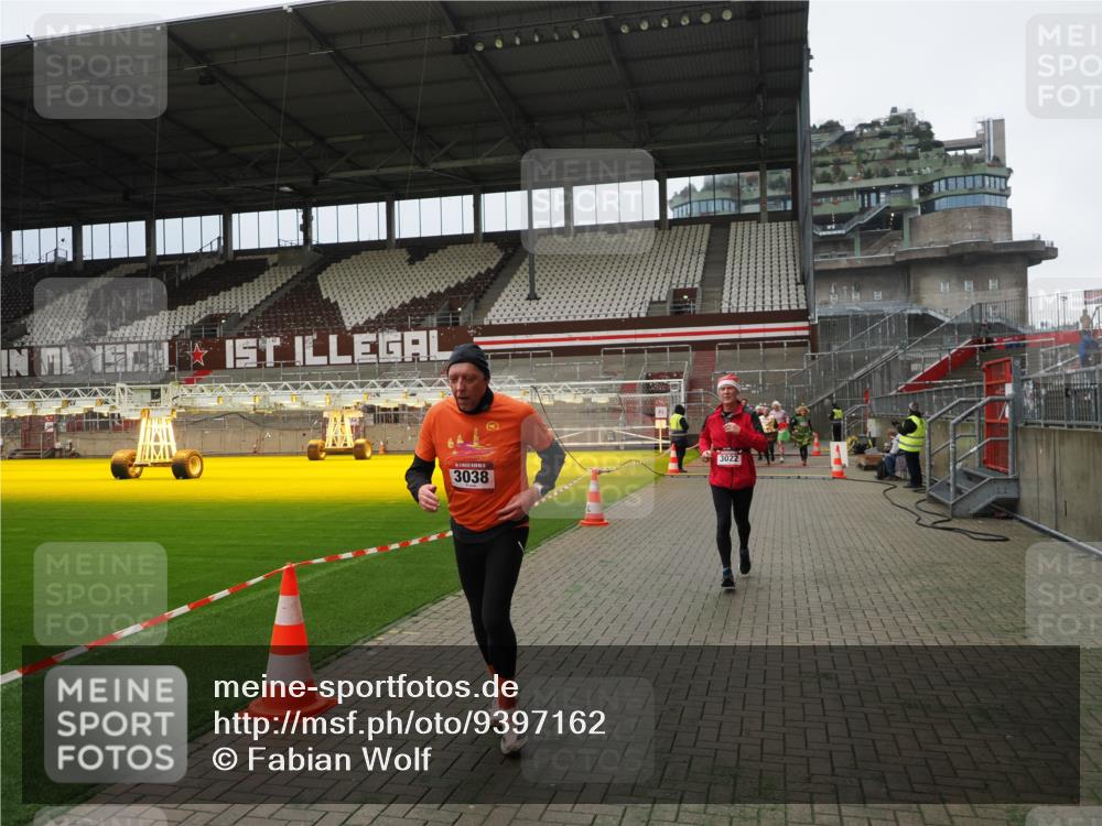 07.12.2025 - St. Pauli X-Mass-Run No. 15 Fabian Wolf http://msf.ph/oto/9397162 07.12.2025 10:43:24 Ziel 1053, 1616, 1814, 1936, 2052, 2053, 2724, 2726, 2761, 2762, 3022, 3038, 3226, 3237 meine-sportfotos.de
