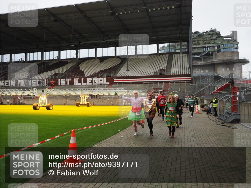 07.12.2025 - St. Pauli X-Mass-Run No. 15 Fabian Wolf http://msf.ph/oto/9397171 07.12.2025 10:43:31 Ziel 74, 559, 1053, 1616, 2459, 2487, 2647, 3022, 3038, 3226, 3237, 4104 meine-sportfotos.de