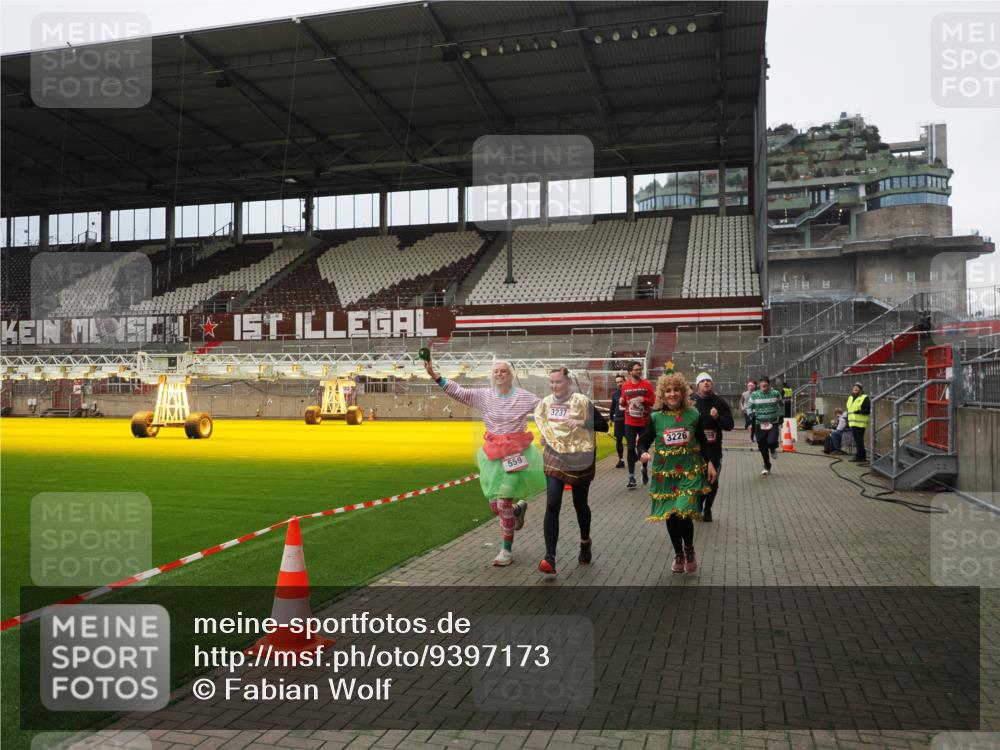 07.12.2025 - St. Pauli X-Mass-Run No. 15 Fabian Wolf http://msf.ph/oto/9397173 07.12.2025 10:43:32 Ziel 74, 84, 559, 2459, 2487, 2647, 3022, 3038, 3226, 3237, 4104 meine-sportfotos.de