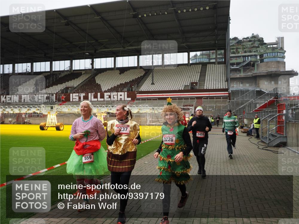 07.12.2025 - St. Pauli X-Mass-Run No. 15 Fabian Wolf http://msf.ph/oto/9397179 07.12.2025 10:43:33 Ziel 74, 84, 559, 706, 2459, 2487, 2647, 3022, 3038, 3226, 3237, 4104 meine-sportfotos.de