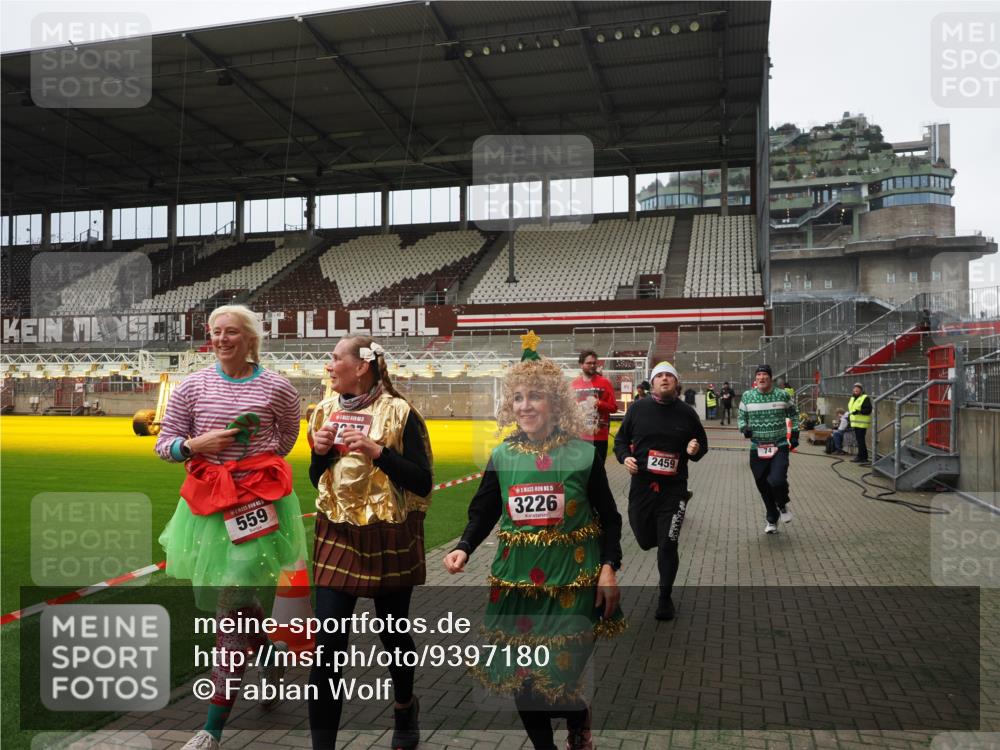 07.12.2025 - St. Pauli X-Mass-Run No. 15 Fabian Wolf http://msf.ph/oto/9397180 07.12.2025 10:43:33 Ziel 74, 84, 559, 706, 2459, 2487, 2647, 3022, 3038, 3226, 3237, 4104 meine-sportfotos.de