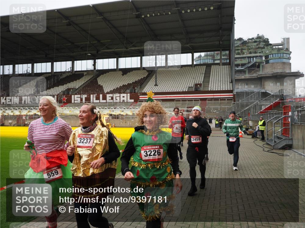 07.12.2025 - St. Pauli X-Mass-Run No. 15 Fabian Wolf http://msf.ph/oto/9397181 07.12.2025 10:43:33 Ziel 74, 84, 559, 706, 2459, 2487, 2647, 3022, 3038, 3226, 3237, 4104 meine-sportfotos.de