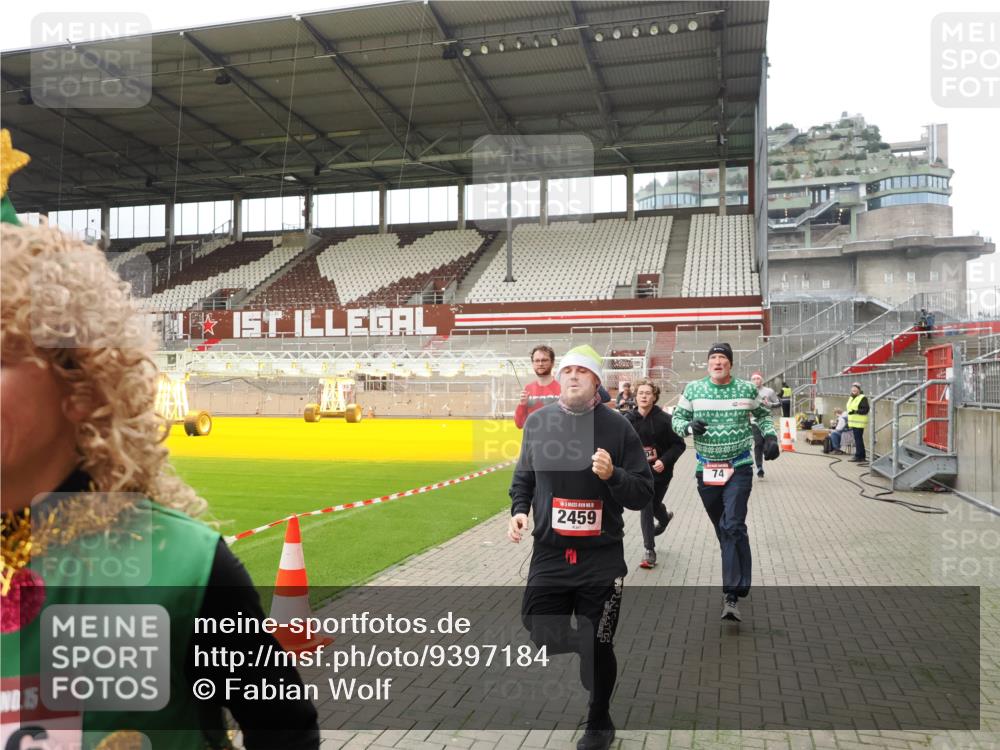 07.12.2025 - St. Pauli X-Mass-Run No. 15 Fabian Wolf http://msf.ph/oto/9397184 07.12.2025 10:43:34 Ziel 74, 84, 559, 706, 2459, 2487, 2647, 3022, 3038, 3226, 3237, 4104 meine-sportfotos.de