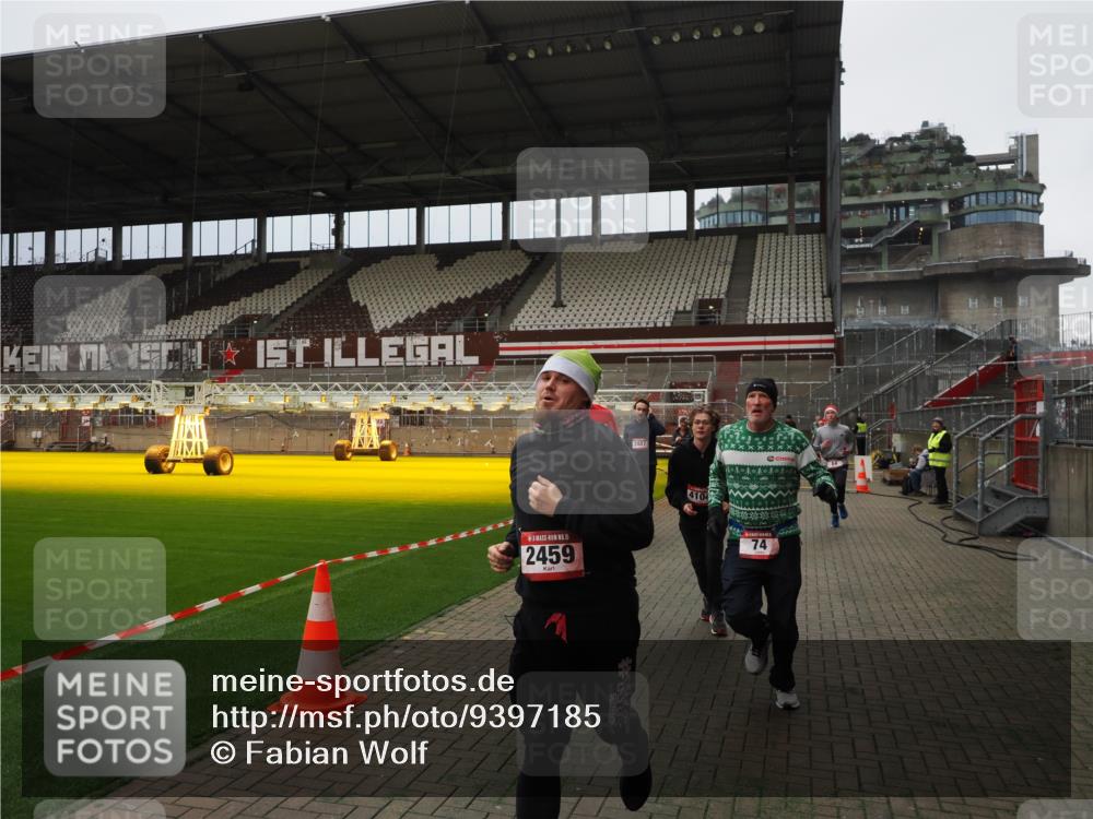 07.12.2025 - St. Pauli X-Mass-Run No. 15 Fabian Wolf http://msf.ph/oto/9397185 07.12.2025 10:43:34 Ziel 74, 84, 559, 706, 2459, 2487, 2647, 3022, 3038, 3226, 3237, 4104 meine-sportfotos.de