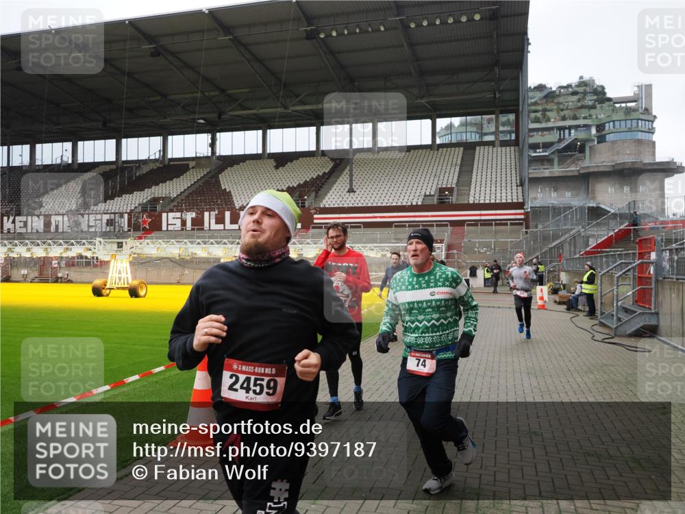 07.12.2025 - St. Pauli X-Mass-Run No. 15 Fabian Wolf http://msf.ph/oto/9397187 07.12.2025 10:43:34 Ziel 74, 84, 559, 706, 2459, 2487, 2647, 3022, 3038, 3226, 3237, 4104 meine-sportfotos.de