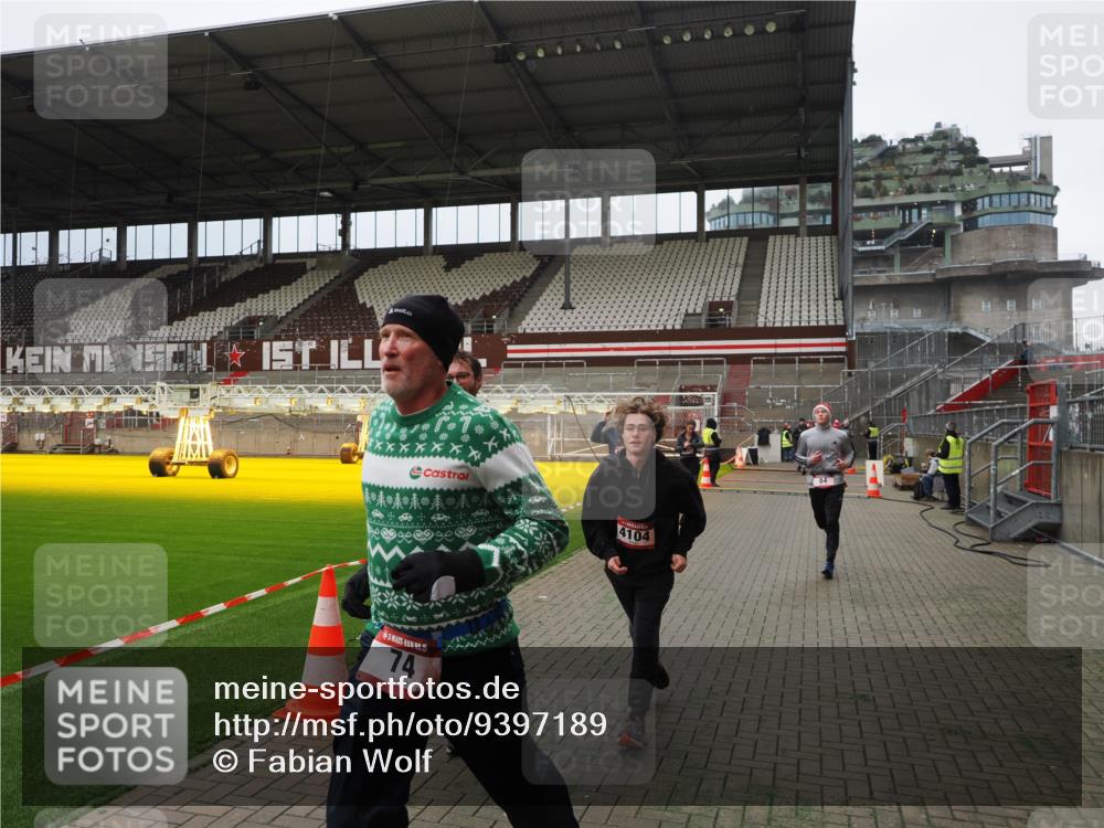 07.12.2025 - St. Pauli X-Mass-Run No. 15 Fabian Wolf http://msf.ph/oto/9397189 07.12.2025 10:43:35 Ziel 74, 84, 559, 706, 2459, 2487, 2647, 3022, 3038, 3226, 3237, 4104 meine-sportfotos.de