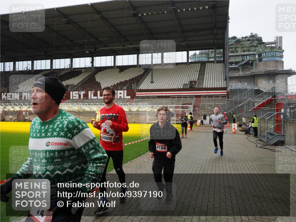 07.12.2025 - St. Pauli X-Mass-Run No. 15 Fabian Wolf http://msf.ph/oto/9397190 07.12.2025 10:43:35 Ziel 74, 84, 559, 706, 2459, 2487, 2647, 3022, 3038, 3226, 3237, 4104 meine-sportfotos.de