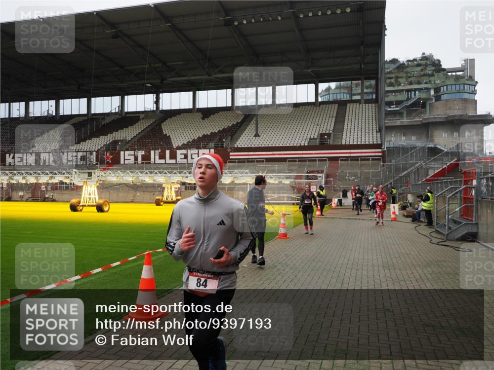 07.12.2025 - St. Pauli X-Mass-Run No. 15 Fabian Wolf http://msf.ph/oto/9397193 07.12.2025 10:43:37 Ziel 74, 84, 559, 706, 1913, 2459, 2487, 2647, 3022, 3038, 3226, 3237, 4095, 4096, 4104 meine-sportfotos.de