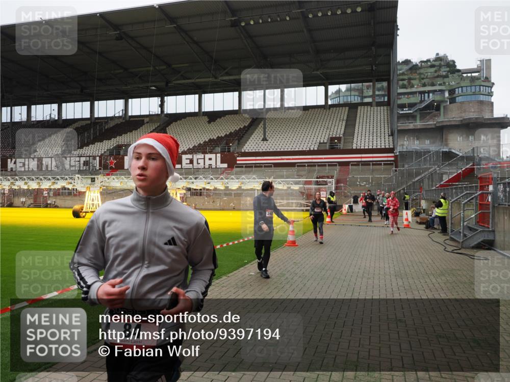 07.12.2025 - St. Pauli X-Mass-Run No. 15 Fabian Wolf http://msf.ph/oto/9397194 07.12.2025 10:43:37 Ziel 74, 84, 559, 706, 1913, 2459, 2487, 2647, 3022, 3038, 3226, 3237, 4095, 4096, 4104 meine-sportfotos.de