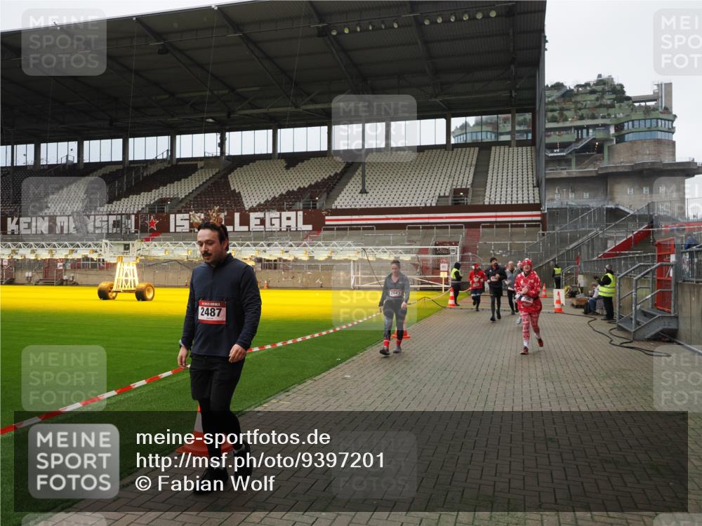 07.12.2025 - St. Pauli X-Mass-Run No. 15 Fabian Wolf http://msf.ph/oto/9397201 07.12.2025 10:43:39 Ziel 74, 84, 559, 706, 1913, 2459, 2487, 2647, 2767, 3100, 3226, 3237, 4095, 4096, 4104 meine-sportfotos.de