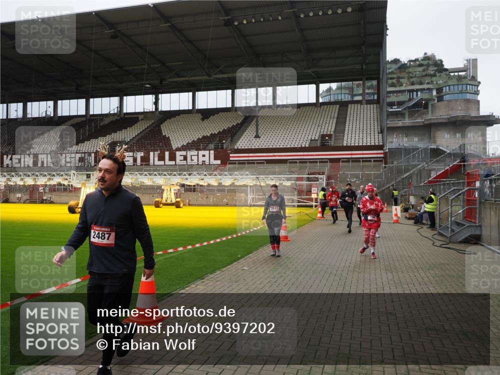 07.12.2025 - St. Pauli X-Mass-Run No. 15 Fabian Wolf http://msf.ph/oto/9397202 07.12.2025 10:43:40 Ziel 74, 84, 559, 706, 1913, 2459, 2487, 2647, 2767, 3100, 3226, 3237, 4095, 4096, 4104 meine-sportfotos.de