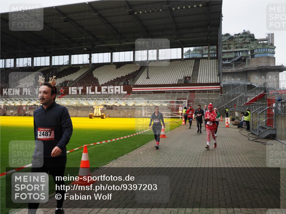 07.12.2025 - St. Pauli X-Mass-Run No. 15 Fabian Wolf http://msf.ph/oto/9397203 07.12.2025 10:43:40 Ziel 74, 84, 559, 706, 1913, 2459, 2487, 2647, 2767, 3100, 3226, 3237, 4095, 4096, 4104 meine-sportfotos.de
