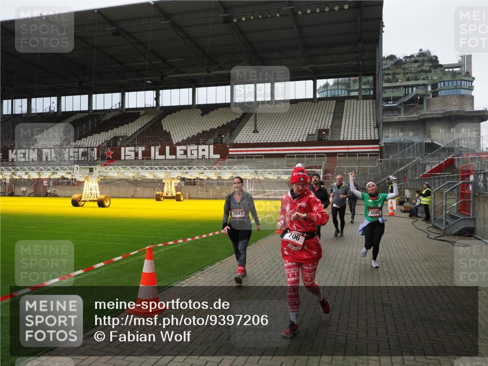 07.12.2025 - St. Pauli X-Mass-Run No. 15 Fabian Wolf http://msf.ph/oto/9397206 07.12.2025 10:43:42 Ziel 74, 84, 559, 706, 1913, 2459, 2487, 2647, 2767, 3100, 3226, 3237, 4095, 4096, 4104 meine-sportfotos.de