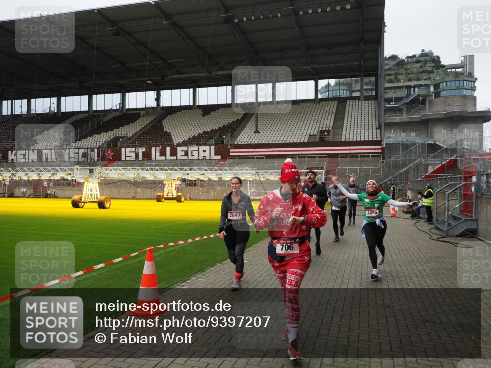 07.12.2025 - St. Pauli X-Mass-Run No. 15 Fabian Wolf http://msf.ph/oto/9397207 07.12.2025 10:43:42 Ziel 74, 84, 559, 706, 1913, 2459, 2487, 2647, 2767, 3100, 3226, 3237, 4095, 4096, 4104 meine-sportfotos.de
