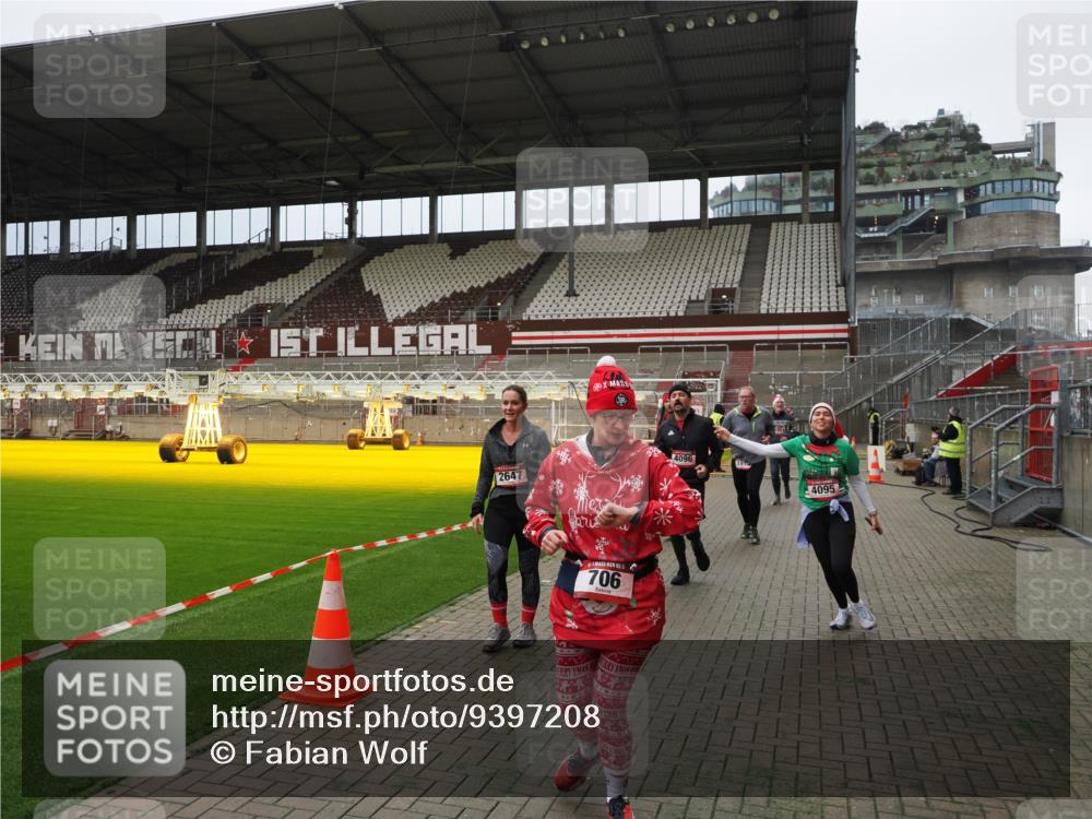 07.12.2025 - St. Pauli X-Mass-Run No. 15 Fabian Wolf http://msf.ph/oto/9397208 07.12.2025 10:43:42 Ziel 74, 84, 559, 706, 1913, 2459, 2487, 2647, 2767, 3100, 3226, 3237, 4095, 4096, 4104 meine-sportfotos.de