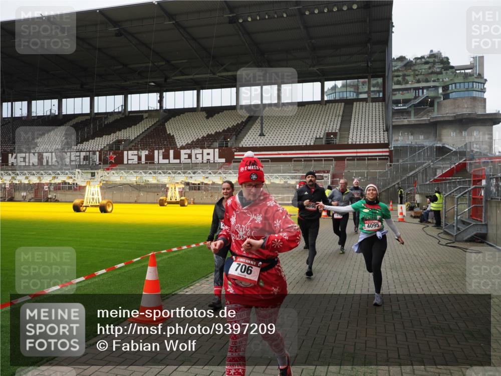 07.12.2025 - St. Pauli X-Mass-Run No. 15 Fabian Wolf http://msf.ph/oto/9397209 07.12.2025 10:43:43 Ziel 74, 84, 559, 706, 1913, 2459, 2487, 2647, 2767, 3100, 3226, 3237, 4095, 4096, 4104 meine-sportfotos.de