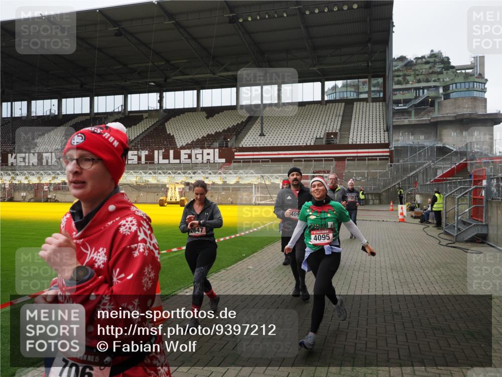 07.12.2025 - St. Pauli X-Mass-Run No. 15 Fabian Wolf http://msf.ph/oto/9397212 07.12.2025 10:43:43 Ziel 74, 84, 559, 706, 1913, 2459, 2487, 2647, 2767, 3100, 3226, 3237, 4095, 4096, 4104 meine-sportfotos.de