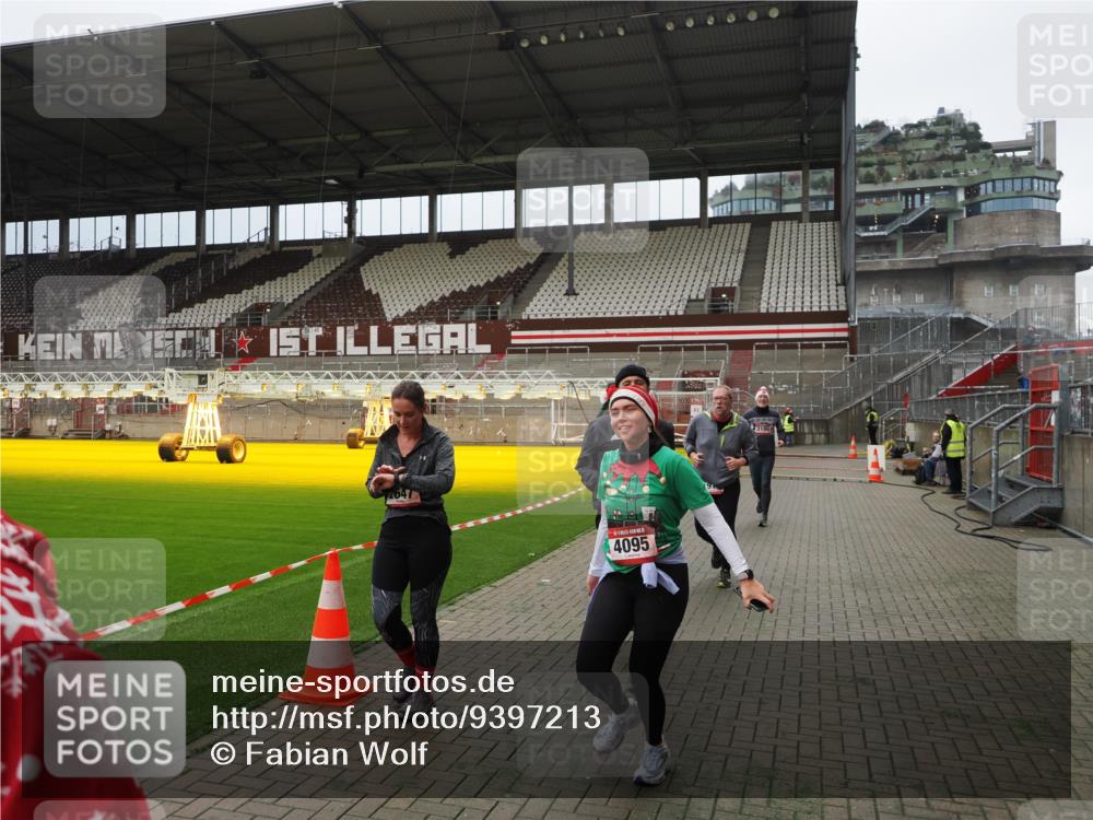 07.12.2025 - St. Pauli X-Mass-Run No. 15 Fabian Wolf http://msf.ph/oto/9397213 07.12.2025 10:43:43 Ziel 74, 84, 559, 706, 1913, 2459, 2487, 2647, 2767, 3100, 3226, 3237, 4095, 4096, 4104 meine-sportfotos.de