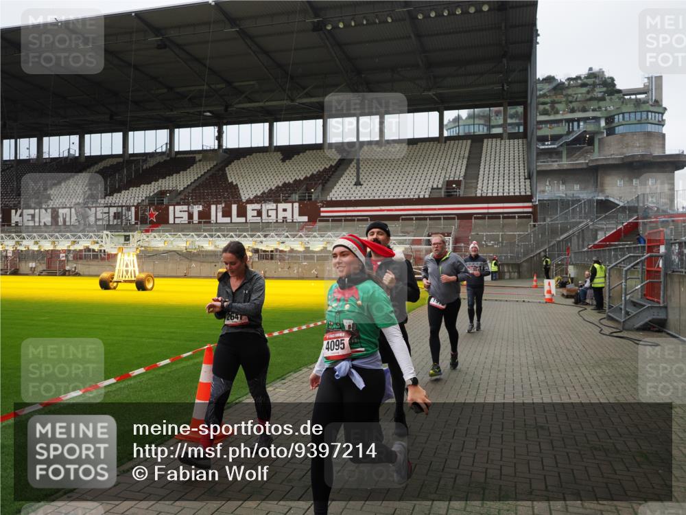 07.12.2025 - St. Pauli X-Mass-Run No. 15 Fabian Wolf http://msf.ph/oto/9397214 07.12.2025 10:43:44 Ziel 74, 84, 559, 706, 1913, 2459, 2487, 2647, 2767, 3100, 3226, 3237, 4095, 4096, 4104 meine-sportfotos.de