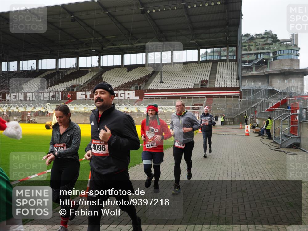 07.12.2025 - St. Pauli X-Mass-Run No. 15 Fabian Wolf http://msf.ph/oto/9397218 07.12.2025 10:43:44 Ziel 74, 84, 559, 706, 1913, 2459, 2487, 2647, 2767, 3100, 3226, 3237, 4095, 4096, 4104 meine-sportfotos.de