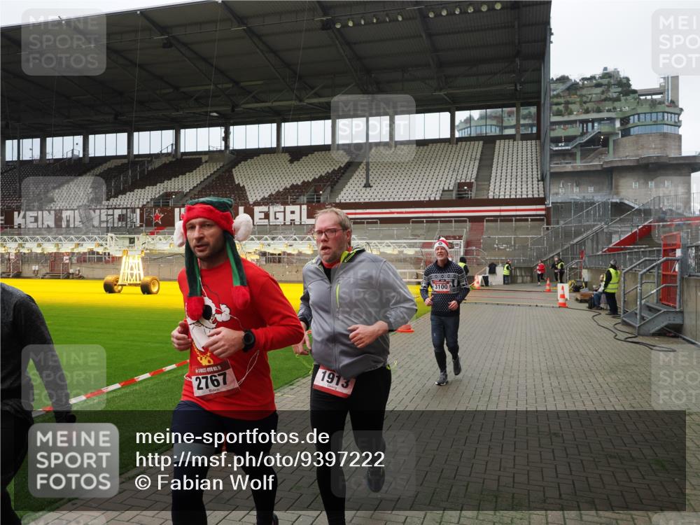 07.12.2025 - St. Pauli X-Mass-Run No. 15 Fabian Wolf http://msf.ph/oto/9397222 07.12.2025 10:43:45 Ziel 74, 84, 559, 706, 1913, 2459, 2487, 2647, 2767, 3100, 4095, 4096, 4104 meine-sportfotos.de