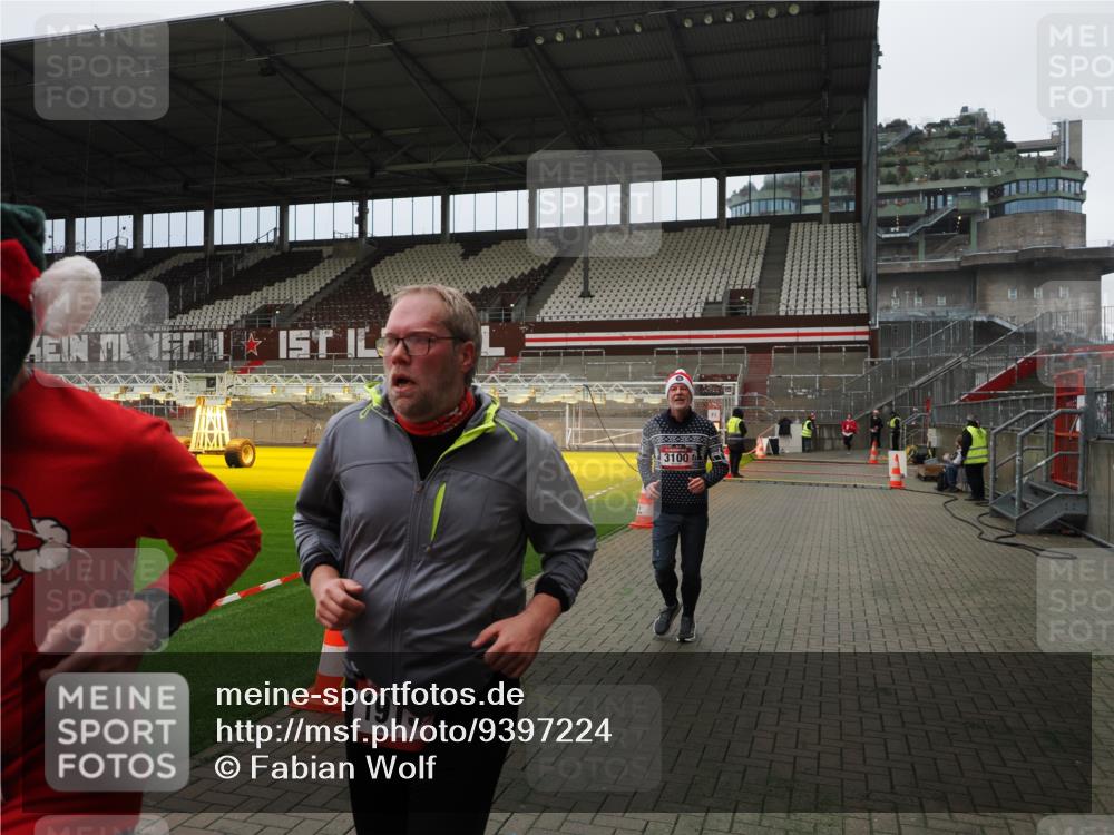 07.12.2025 - St. Pauli X-Mass-Run No. 15 Fabian Wolf http://msf.ph/oto/9397224 07.12.2025 10:43:46 Ziel 74, 84, 706, 1913, 2487, 2647, 2767, 3100, 4095, 4096, 4104 meine-sportfotos.de