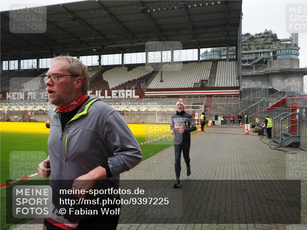 07.12.2025 - St. Pauli X-Mass-Run No. 15 Fabian Wolf http://msf.ph/oto/9397225 07.12.2025 10:43:46 Ziel 74, 84, 706, 1913, 2487, 2647, 2767, 3100, 4095, 4096, 4104 meine-sportfotos.de