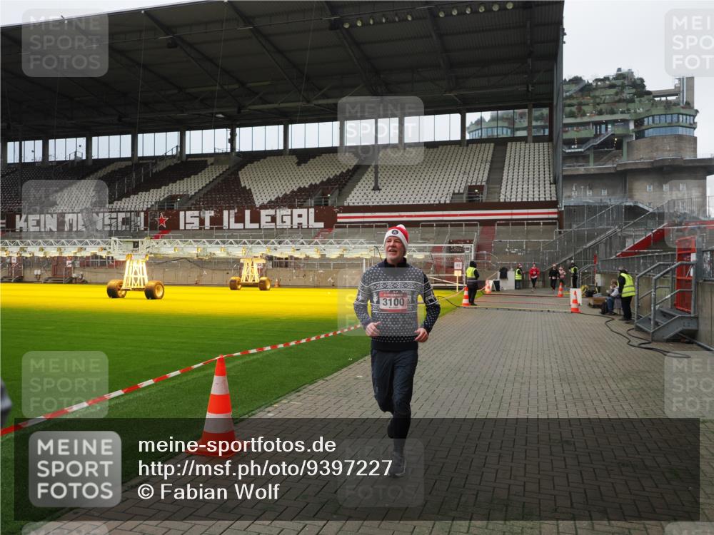 07.12.2025 - St. Pauli X-Mass-Run No. 15 Fabian Wolf http://msf.ph/oto/9397227 07.12.2025 10:43:46 Ziel 74, 84, 706, 1913, 2487, 2647, 2767, 3100, 4095, 4096, 4104 meine-sportfotos.de