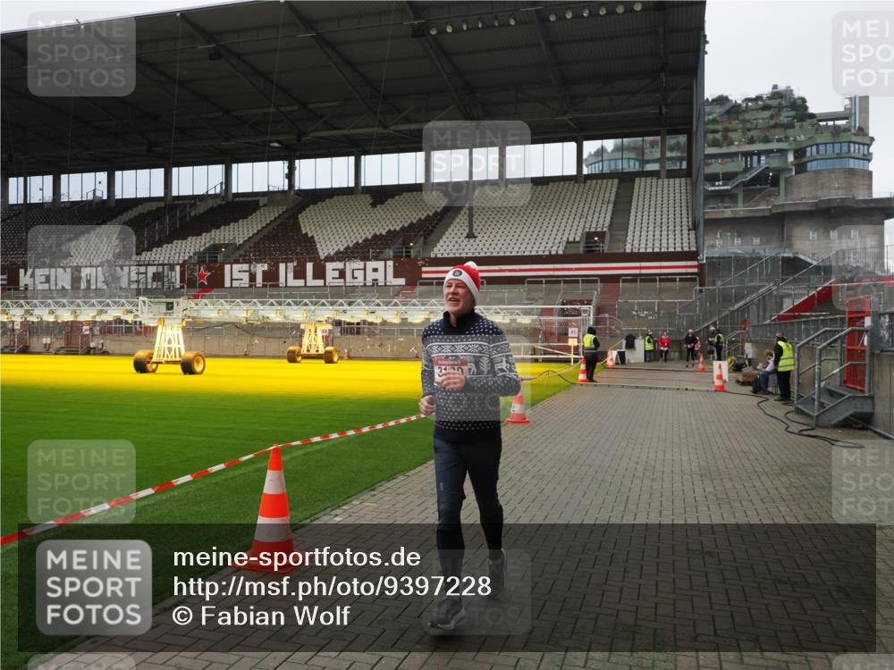 07.12.2025 - St. Pauli X-Mass-Run No. 15 Fabian Wolf http://msf.ph/oto/9397228 07.12.2025 10:43:46 Ziel 74, 84, 706, 1913, 2487, 2647, 2767, 3100, 4095, 4096, 4104 meine-sportfotos.de