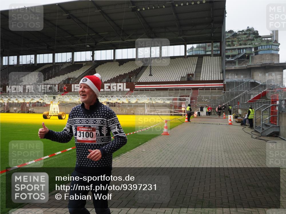 07.12.2025 - St. Pauli X-Mass-Run No. 15 Fabian Wolf http://msf.ph/oto/9397231 07.12.2025 10:43:47 Ziel 74, 84, 706, 1913, 2487, 2647, 2767, 3100, 4095, 4096 meine-sportfotos.de