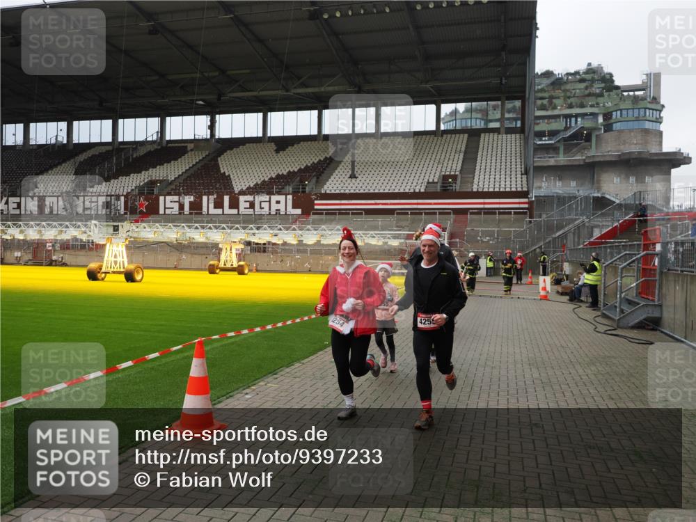 07.12.2025 - St. Pauli X-Mass-Run No. 15 Fabian Wolf http://msf.ph/oto/9397233 07.12.2025 10:43:58 Ziel 32, 179, 2499, 2767, 2950, 2955, 3100, 4254, 4255 meine-sportfotos.de