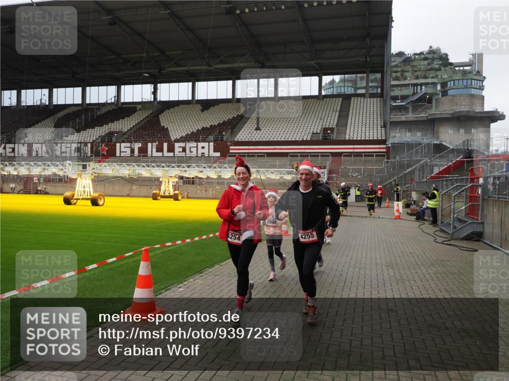 07.12.2025 - St. Pauli X-Mass-Run No. 15 Fabian Wolf http://msf.ph/oto/9397234 07.12.2025 10:43:58 Ziel 32, 179, 2499, 2767, 2950, 2955, 3100, 4254, 4255 meine-sportfotos.de