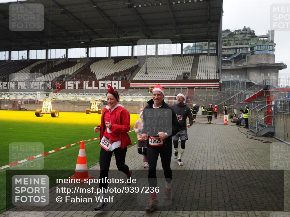 07.12.2025 - St. Pauli X-Mass-Run No. 15 Fabian Wolf http://msf.ph/oto/9397236 07.12.2025 10:43:58 Ziel 32, 179, 2499, 2767, 2950, 2955, 3100, 4254, 4255 meine-sportfotos.de
