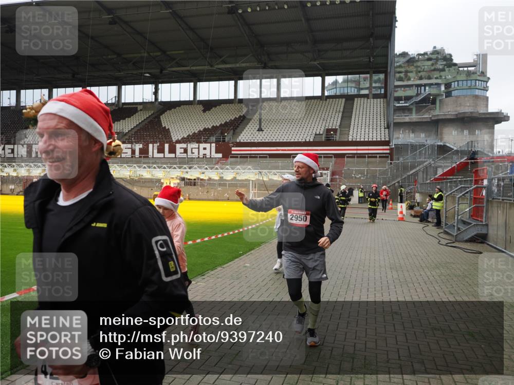 07.12.2025 - St. Pauli X-Mass-Run No. 15 Fabian Wolf http://msf.ph/oto/9397240 07.12.2025 10:43:59 Ziel 32, 179, 1651, 2499, 2950, 2955, 3100, 4254, 4255 meine-sportfotos.de